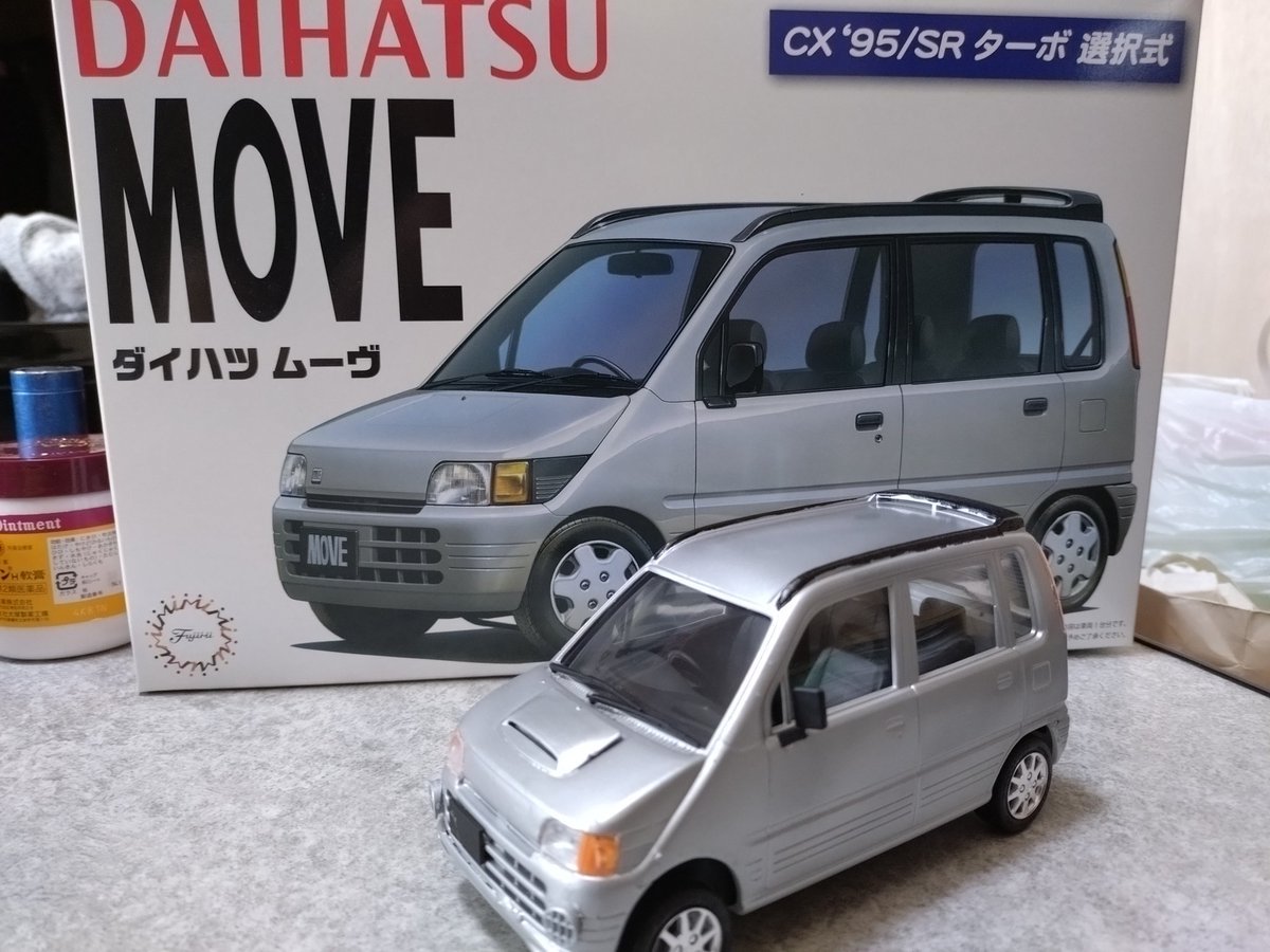 FukusanC's tweet photo. 皆さん，おはよう☀ございます。お疲れ様です。今朝（1995年平成7年）ダイハツMOVE（SRターボ）1/24モデルのシャーシとボディの組み付けが終わり🔚完成しました。フロントの左右↔️のドライブシャフトのタイヤホイール🛞の固定に苦労しました。リアはスッと固定，出来ましたけど…次はワゴンＲです。 https://t.co/VDnF2nmEc9