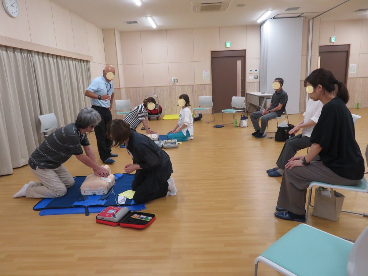 iidasgk's tweet photo. 「救命講習AEDの使い方」講座をおこないました🚑
救急隊が到着するまでの間に、周囲の人が心肺蘇生とAEDを使うことで、生存率は大きく上がるとされています。
いざというときに動けるように、実技をしっかりと学びました🍀
＃AED　＃心肺蘇生　＃飯田　＃交流館 https://t.co/jrcxbWvdRF