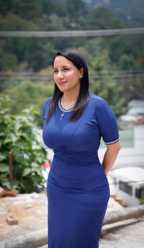 ibanezalfredo's tweet photo. Michelle Núñez, alcaldesa de Valle de Bravo, junto con su ex marido Juan Montes de Oca Gómez Tagle, quien fungió como secretario del Ayuntamiento, se sirven con la cuchara grande, casi la mitad de los 865 millones de presupuesto lo utilizan para favorecer a sus allegados al ingresarlos a la nómina.
Los escándalos envuelven a la alcaldesa de Morena y protegida de Horacio Duarte, secretario general de Gobierno, pues bajo su gestión opera de manera impune, en esa localidad, la organización criminal,  La Familia Michoacana.