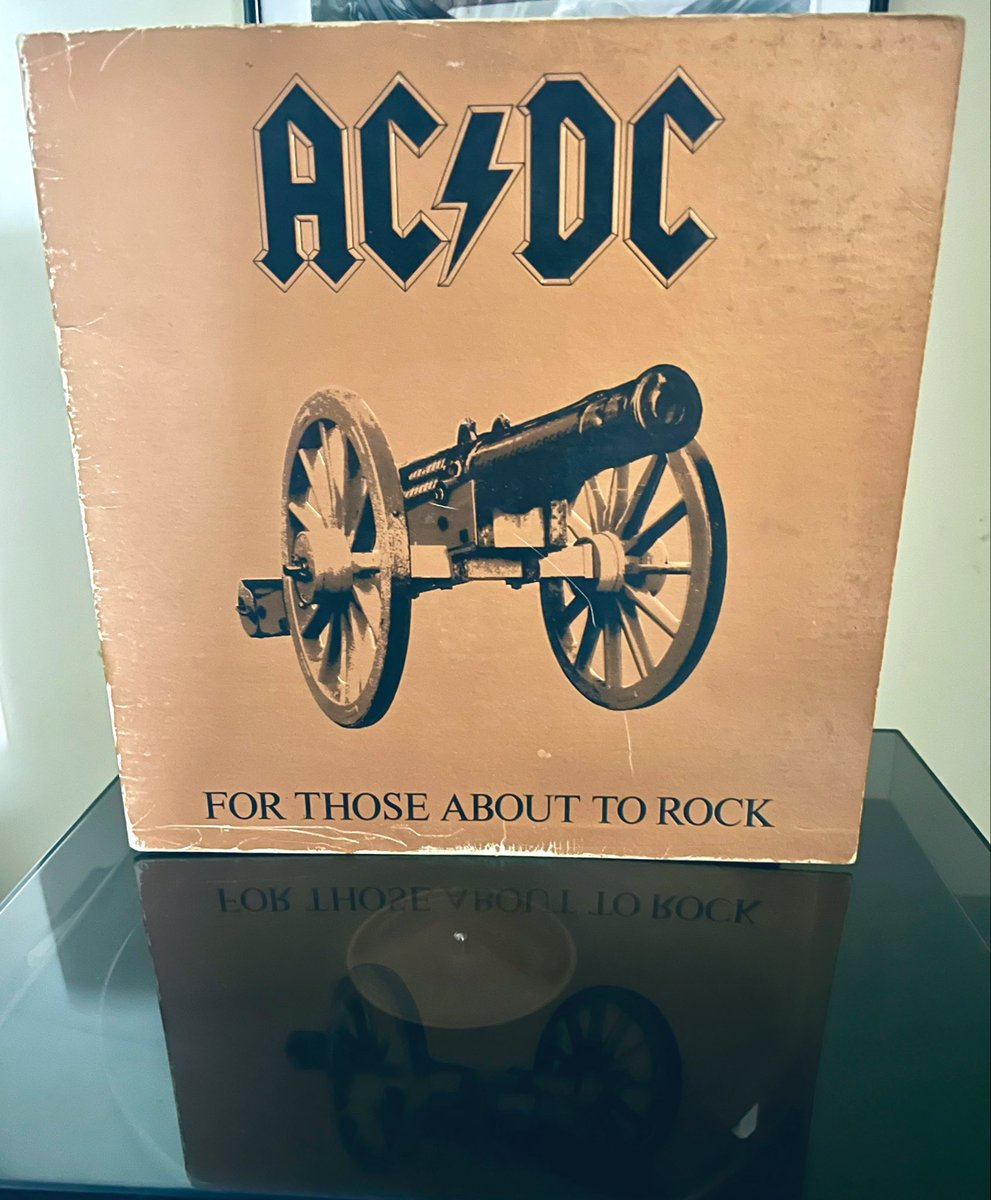 RockMetalManiac's tweet photo. Yes we do! 🫡
🔈🎶🤘😎🤘
#NowPlaying #ACDC #ForThoseAboutToRock #WeSaluteYou #PhysicalMusic #Vinyl https://t.co/YDjosdD5lX