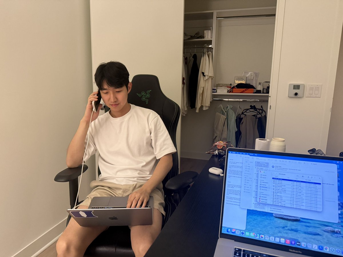 arthurparkk_'s tweet photo. Hard at work or hardly working https://t.co/z0EZM1XcLD