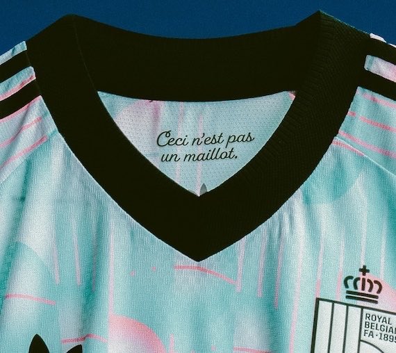 markymark_18's tweet photo. Belgium's jersey today is a literal piece of art. It's a homage to the Belgian painter René Magritte and inspired by his painting “The voice of space” 

+ the collar reads “Ceci n'est pas un maillot” (this is not a jersey) in reference to “Ceci n'est pas une pipe”.  #belgium https://t.co/bfg24VS2nD