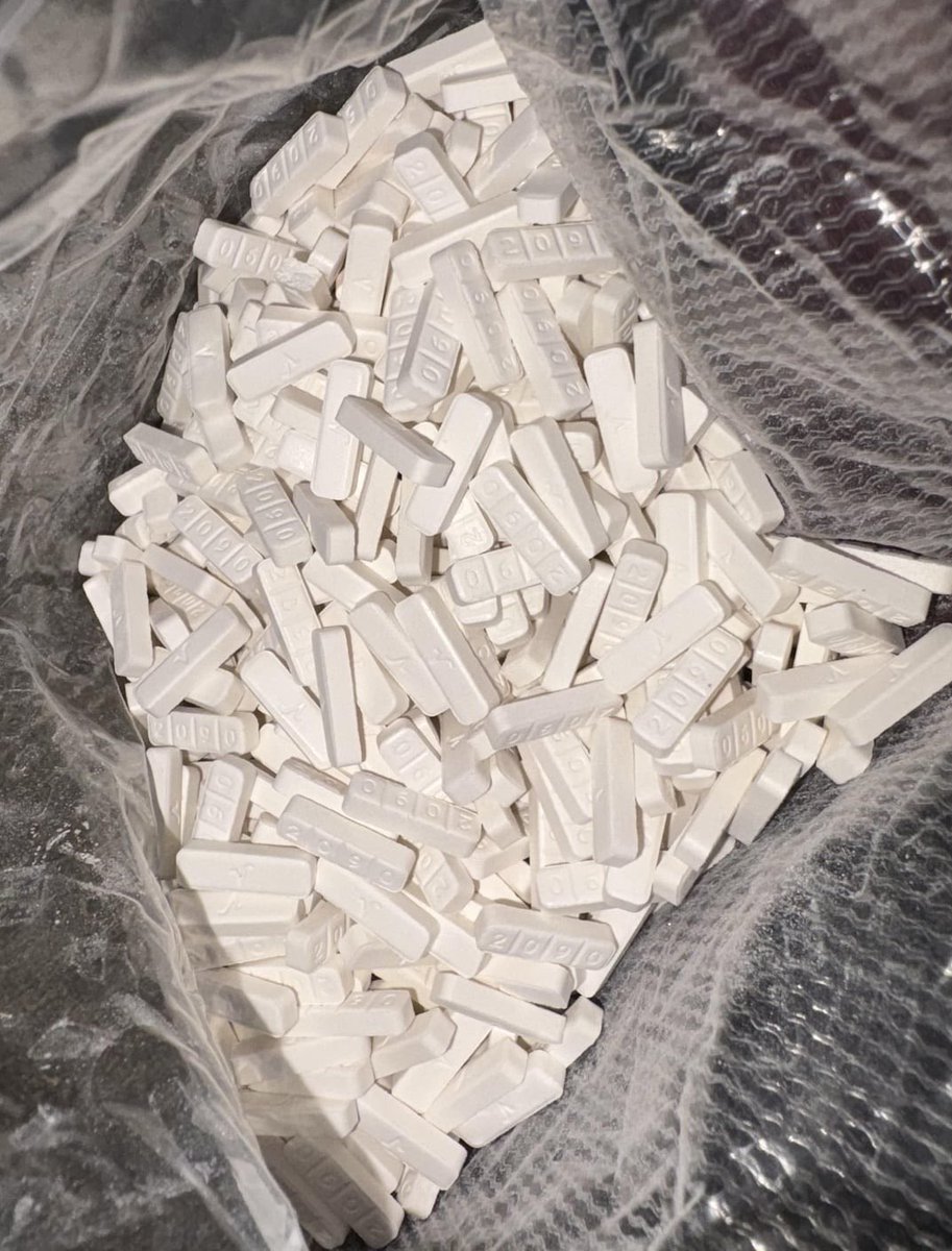 Zackbelushi's tweet photo. Some beautiful bars landed… guess how many 🤍☁️. #drugtwt #xanax #scripts https://t.co/qTrNS7cmjC