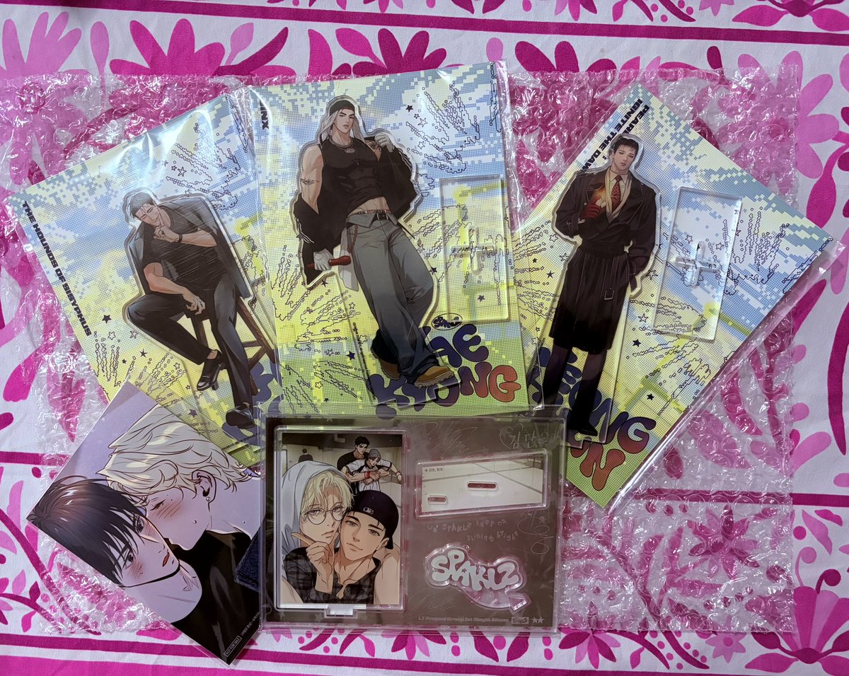 GeeVico's tweet photo. @_MinGwa @KinGin_ink @9USAO @LezhinComics @Lezhin_ES Hoy me han llegado estos hermosos 😍
🐾🥊🔥
#Jinx #IgniteTheDawn #TheSisyphusDogs #BL #Manhwa ❤️ https://t.co/HZefs4Tdqx