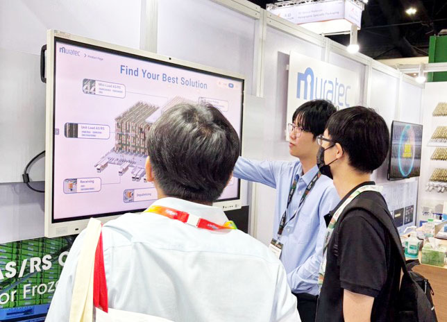 Muratec_jp's tweet photo. 【展示会出展レポート】
 
タイ・バンコクで開催された「ProPak Asia 2026」に、当社のタイ法人・Murata (Thailand)のL＆A部門が出展しました。
 
ProPak AsiaはASEAN最大級の加工・包装技術のグローバル展示会です。
ブースでは、タッチパネルコンテンツを活用した自動倉庫のシミュレーションをはじめ、導入事例の映像や模型を通じて、当社の物流ソリューションを紹介しました。

急速に進化するアジアのサプライチェーン市場において、新たなパートナーや顧客とつながる貴重な機会となりました。

#ムラテック
#村田機械
#ProPakAsia
#物流システム
#マテハン