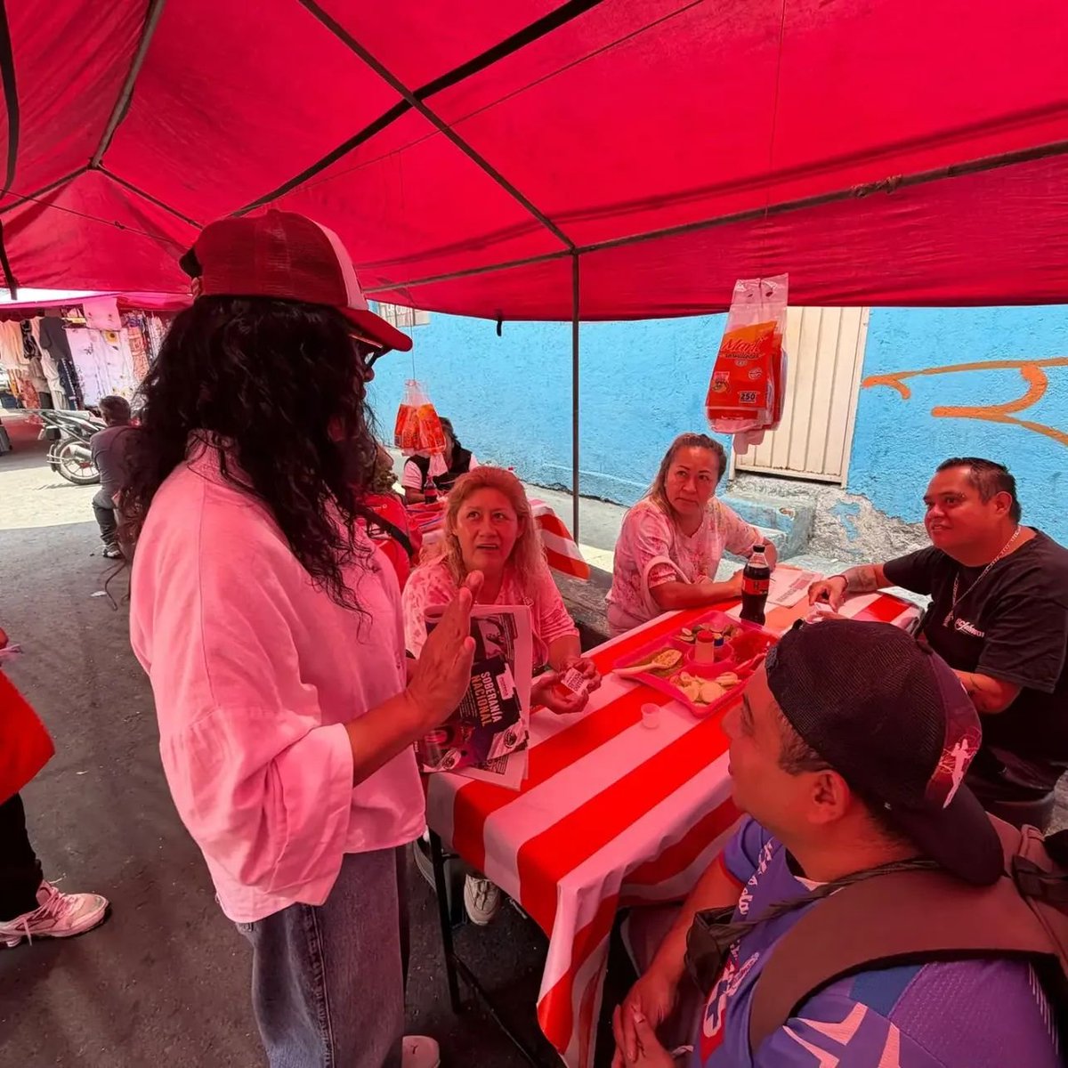 RosarioMorales_'s tweet photo. ¡Arrancamos la semana en territorio! 💪

Hoy llevamos nuestro módulo "Tu Diputada en tu Colonia" a la colonia Capula, acercando servicios y atención directa a las y los vecinos.

Además, realizamos un productivo recorrido por el tianguis de la colonia Reacomodo El Cuernito, escuchando de primera mano las inquietudes, propuestas y necesidades de quienes todos los días hacen grande a nuestra Alcaldía, además de dar a conocer información en defensa de la Soberanía Nacional. 🫂👏🏻
#RosarioMorales #DiputadaDelPueblo