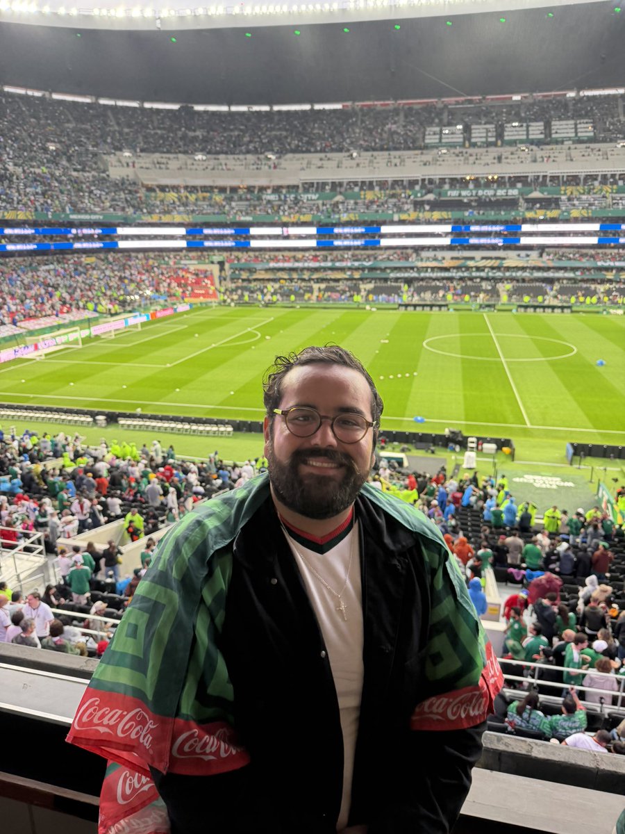marcelcarrillog's tweet photo. Me tocó presenciar cómo una selección mexicana que nos ilusionó como hace mucho tiempo no lo hacía cayó ante Inglaterra. En mi humilde opinión, jamás se achicó frente al rival. Desgraciadamente, ni con el Estadio Azteca como nuestro jugador número 12 alcanzó.

Me voy muy feliz de haber podido vivir este Mundial tan de cerca y, sobre todo, de que por unas semanas algo tan bonito como el fútbol lograra unir a todos los mexicanos.

Creo que, por culpa de este día, no volveré a poder escuchar Wonderwall de Oasis sin recordar esta derrota.

Se acabó el Mundial para nosotros. Ni pedo, a lo que sigue… y ahora sí, de regreso a la realidad: ¿y Rocha? ¿Ya se va a entregar o lo va a seguir protegiendo la narcodictadora Sheinbaum?