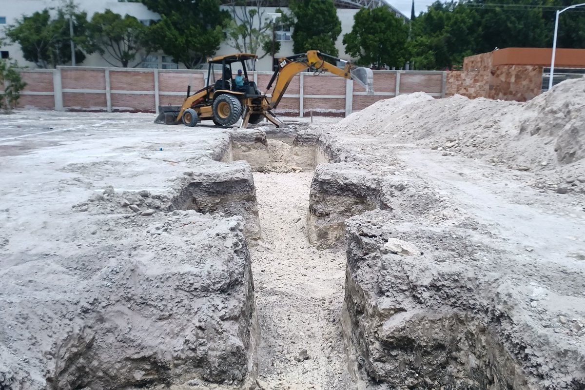CAPCEEGobPue's tweet photo. #PorAmorAPuebla | Siguiendo el compromiso del gobernador @armentapuebla_, se realizan trabajos preliminares para las segundas etapas de los planteles de @USEP_Puebla en Tepexi e Izúcar por parte de #Capcee.
Avanzamos en la construcción de espacios dignos para las y los jóvenes. https://t.co/hKksojW7wb