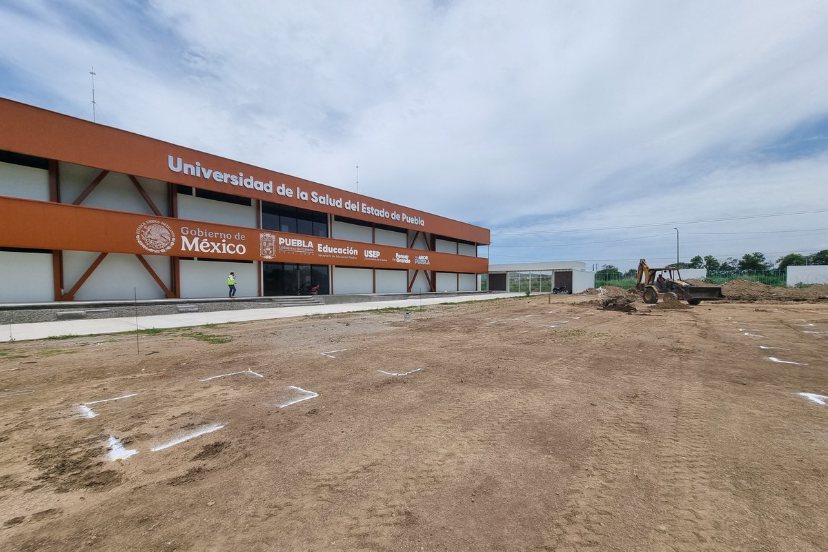 CAPCEEGobPue's tweet photo. #PorAmorAPuebla | Siguiendo el compromiso del gobernador @armentapuebla_, se realizan trabajos preliminares para las segundas etapas de los planteles de @USEP_Puebla en Tepexi e Izúcar por parte de #Capcee.
Avanzamos en la construcción de espacios dignos para las y los jóvenes. https://t.co/hKksojW7wb