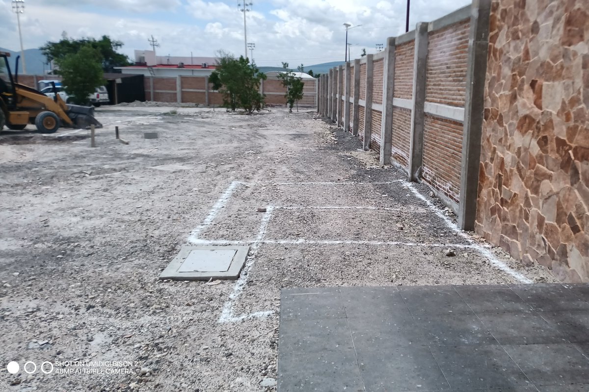 CAPCEEGobPue's tweet photo. #PorAmorAPuebla | Siguiendo el compromiso del gobernador @armentapuebla_, se realizan trabajos preliminares para las segundas etapas de los planteles de @USEP_Puebla en Tepexi e Izúcar por parte de #Capcee.
Avanzamos en la construcción de espacios dignos para las y los jóvenes. https://t.co/hKksojW7wb