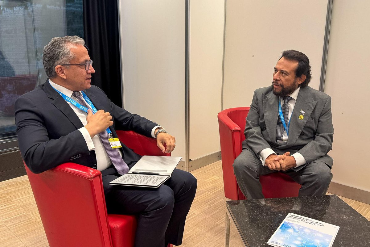 VCpresidenciaSV's tweet photo. El Salvador y la UNESCO fortalecen cooperación en inteligencia artificial, educación, cultura e innovación. 🇺🇳🇸🇻
El Vicepresidente de la República de El Salvador, Sr. Félix Ulloa hijo (@fulloa51), se reunió con el Director General de la @UNESCO, Sr. Khaled El-Enany (@UNESCO_DG), para ampliar la agenda de trabajo conjunto en materia de inteligencia artificial, educación, cultura y economía del conocimiento.

En la sesión, el Vicepresidente Ulloa expuso las principales iniciativas impulsadas por el país para consolidar un modelo de desarrollo basado en la innovación, destacando los avances nacionales vinculados a:
👉🏻 Economía naranja
👉🏻 Economía azul
👉🏻 Fortalecimiento de capacidades en tecnologías digitales e inteligencia artificial.
Asimismo, compartió el funcionamiento de los Centros Urbanos de Bienestar y Oportunidades (CUBO), como espacios de inclusión social y formación para la juventud.

En materia de #IA, el Vicemandatario explicó el ecosistema jurídico e institucional que El Salvador ha desarrollado para orientar la gobernanza de esta tecnología, incluyendo su marco legal, arquitectura institucional y mecanismos de cooperación internacional. Destacó a la Agencia Nacional de Inteligencia Artificial (ANIA), @theaiagencysv, como institución rectora encargada de impulsar una visión estratégica orientada a posicionar al país como un hub regional de tecnologías emergentes.

El Director General de la UNESCO, Sr. Khaled El-Enany y su equipo, recibieron con interés la presentación del modelo salvadoreño, destacando su enfoque integral para articular innovación, desarrollo tecnológico y fortalecimiento institucional. Asimismo, ambas partes intercambiaron experiencias sobre la aplicación de la Metodología de Evaluación del Estado de Preparación para la IA (Readiness Assessment Methodology – RAM) de la UNESCO, con el objetivo de profundizar el intercambio de lecciones aprendidas y buenas prácticas que puedan servir de referencia para otros países.

Finalmente, reconoció el liderazgo del Vicemandatario en el Plan Trifinio, iniciativa que El Salvador impulsa junto con Guatemala y Honduras🇬🇹🇭🇳🇸🇻🌱para renovar el reconocimiento de la Reserva de la Biosfera Trifinio Fraternidad ante la UNESCO, destacándola como un modelo de cooperación transfronteriza y de protección de recursos naturales compartidos.

Con este acercamiento, El Salvador y la UNESCO reiteran su disposición de continuar trabajando de manera estrecha en iniciativas que fortalezcan la innovación, la educación, la cultura, la inteligencia artificial y el desarrollo.🤝🏻