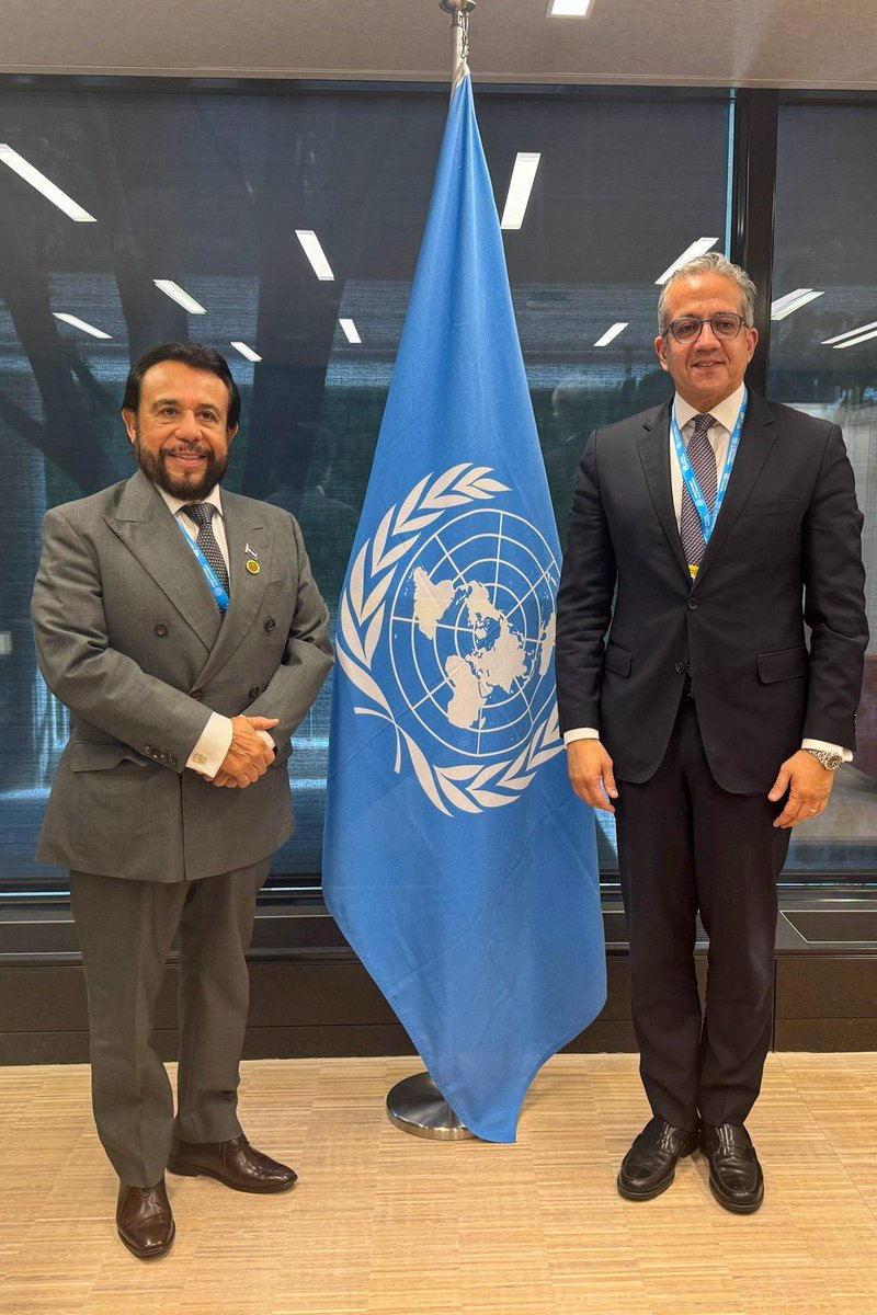 VCpresidenciaSV's tweet photo. El Salvador y la UNESCO fortalecen cooperación en inteligencia artificial, educación, cultura e innovación. 🇺🇳🇸🇻
El Vicepresidente de la República de El Salvador, Sr. Félix Ulloa hijo (@fulloa51), se reunió con el Director General de la @UNESCO, Sr. Khaled El-Enany (@UNESCO_DG), para ampliar la agenda de trabajo conjunto en materia de inteligencia artificial, educación, cultura y economía del conocimiento.

En la sesión, el Vicepresidente Ulloa expuso las principales iniciativas impulsadas por el país para consolidar un modelo de desarrollo basado en la innovación, destacando los avances nacionales vinculados a:
👉🏻 Economía naranja
👉🏻 Economía azul
👉🏻 Fortalecimiento de capacidades en tecnologías digitales e inteligencia artificial.
Asimismo, compartió el funcionamiento de los Centros Urbanos de Bienestar y Oportunidades (CUBO), como espacios de inclusión social y formación para la juventud.

En materia de #IA, el Vicemandatario explicó el ecosistema jurídico e institucional que El Salvador ha desarrollado para orientar la gobernanza de esta tecnología, incluyendo su marco legal, arquitectura institucional y mecanismos de cooperación internacional. Destacó a la Agencia Nacional de Inteligencia Artificial (ANIA), @theaiagencysv, como institución rectora encargada de impulsar una visión estratégica orientada a posicionar al país como un hub regional de tecnologías emergentes.

El Director General de la UNESCO, Sr. Khaled El-Enany y su equipo, recibieron con interés la presentación del modelo salvadoreño, destacando su enfoque integral para articular innovación, desarrollo tecnológico y fortalecimiento institucional. Asimismo, ambas partes intercambiaron experiencias sobre la aplicación de la Metodología de Evaluación del Estado de Preparación para la IA (Readiness Assessment Methodology – RAM) de la UNESCO, con el objetivo de profundizar el intercambio de lecciones aprendidas y buenas prácticas que puedan servir de referencia para otros países.

Finalmente, reconoció el liderazgo del Vicemandatario en el Plan Trifinio, iniciativa que El Salvador impulsa junto con Guatemala y Honduras🇬🇹🇭🇳🇸🇻🌱para renovar el reconocimiento de la Reserva de la Biosfera Trifinio Fraternidad ante la UNESCO, destacándola como un modelo de cooperación transfronteriza y de protección de recursos naturales compartidos.

Con este acercamiento, El Salvador y la UNESCO reiteran su disposición de continuar trabajando de manera estrecha en iniciativas que fortalezcan la innovación, la educación, la cultura, la inteligencia artificial y el desarrollo.🤝🏻