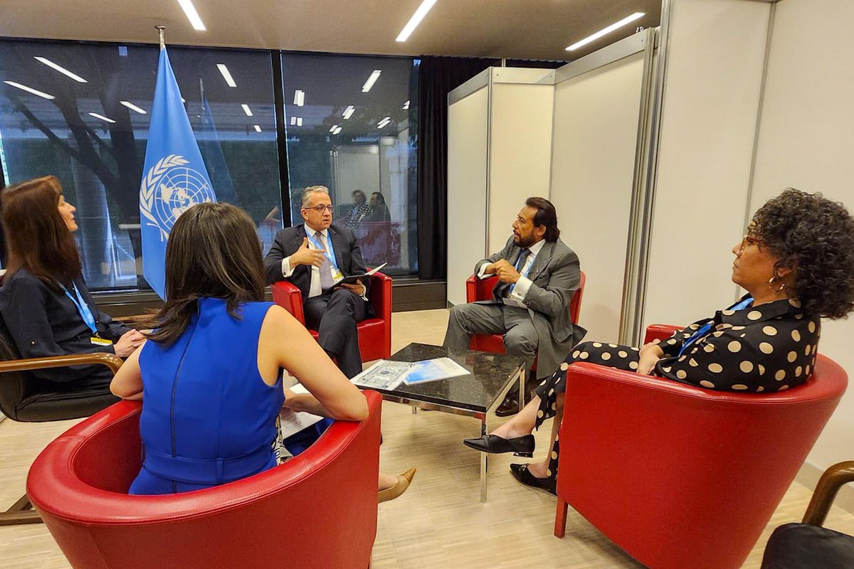 VCpresidenciaSV's tweet photo. El Salvador y la UNESCO fortalecen cooperación en inteligencia artificial, educación, cultura e innovación. 🇺🇳🇸🇻
El Vicepresidente de la República de El Salvador, Sr. Félix Ulloa hijo (@fulloa51), se reunió con el Director General de la @UNESCO, Sr. Khaled El-Enany (@UNESCO_DG), para ampliar la agenda de trabajo conjunto en materia de inteligencia artificial, educación, cultura y economía del conocimiento.

En la sesión, el Vicepresidente Ulloa expuso las principales iniciativas impulsadas por el país para consolidar un modelo de desarrollo basado en la innovación, destacando los avances nacionales vinculados a:
👉🏻 Economía naranja
👉🏻 Economía azul
👉🏻 Fortalecimiento de capacidades en tecnologías digitales e inteligencia artificial.
Asimismo, compartió el funcionamiento de los Centros Urbanos de Bienestar y Oportunidades (CUBO), como espacios de inclusión social y formación para la juventud.

En materia de #IA, el Vicemandatario explicó el ecosistema jurídico e institucional que El Salvador ha desarrollado para orientar la gobernanza de esta tecnología, incluyendo su marco legal, arquitectura institucional y mecanismos de cooperación internacional. Destacó a la Agencia Nacional de Inteligencia Artificial (ANIA), @theaiagencysv, como institución rectora encargada de impulsar una visión estratégica orientada a posicionar al país como un hub regional de tecnologías emergentes.

El Director General de la UNESCO, Sr. Khaled El-Enany y su equipo, recibieron con interés la presentación del modelo salvadoreño, destacando su enfoque integral para articular innovación, desarrollo tecnológico y fortalecimiento institucional. Asimismo, ambas partes intercambiaron experiencias sobre la aplicación de la Metodología de Evaluación del Estado de Preparación para la IA (Readiness Assessment Methodology – RAM) de la UNESCO, con el objetivo de profundizar el intercambio de lecciones aprendidas y buenas prácticas que puedan servir de referencia para otros países.

Finalmente, reconoció el liderazgo del Vicemandatario en el Plan Trifinio, iniciativa que El Salvador impulsa junto con Guatemala y Honduras🇬🇹🇭🇳🇸🇻🌱para renovar el reconocimiento de la Reserva de la Biosfera Trifinio Fraternidad ante la UNESCO, destacándola como un modelo de cooperación transfronteriza y de protección de recursos naturales compartidos.

Con este acercamiento, El Salvador y la UNESCO reiteran su disposición de continuar trabajando de manera estrecha en iniciativas que fortalezcan la innovación, la educación, la cultura, la inteligencia artificial y el desarrollo.🤝🏻