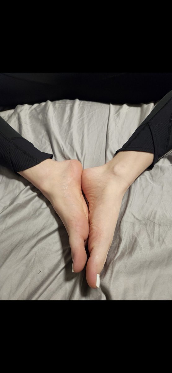 GoddessBecca26's tweet photo. My pretty feet own your life loser https://t.co/YGunzpACV0
