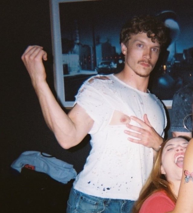 loverrytay's tweet photo. HIS HAIR!! THE STACHE!! THE NIPPLE OUT 😭😭😭😭😭😭😭 https://t.co/jRwe3fFcGA