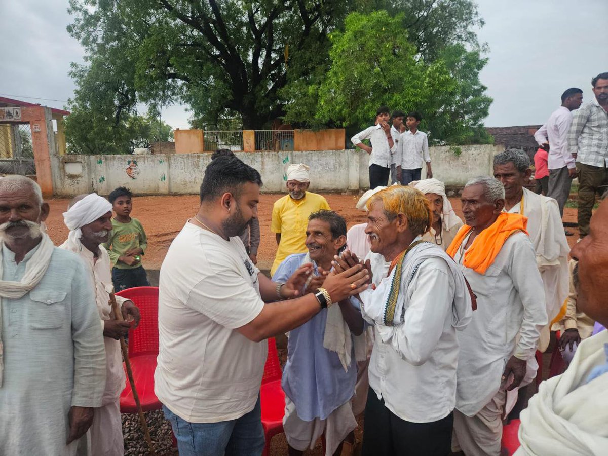 NitendraSOffice's tweet photo. विगत दिवस विधायक जी के छोटे भाई श्री विनेंद्र सिंह राठौर जी (विभू भैया) ने विधानसभा क्षेत्र के ग्राम बरुआ खिरक में श्री मुकेश कुशवाहा जी की पुत्री के विवाह में सम्मिलित हुए। 

तत्पश्चात श्री केशव पाल जी के पूज्य पिताजी के त्रयोदशी कार्यक्रम में सम्मिलित हुए। https://t.co/n4VfQOMCSd