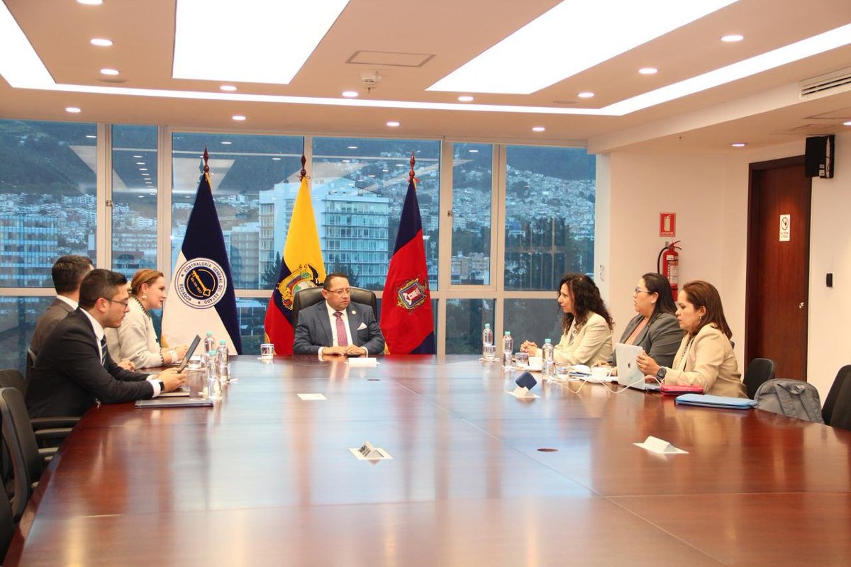 ContraloriaECU's tweet photo. 🏛️ #LaNuevaContraloría | El contralor, Dr. Mauricio Torres, recibió a la delegación de @IDLO, integrada por Fanny Gallo, Gerente de Programas; Flavia Martínez, Coordinadora del Proyecto; y Concetta Mariagrazia Passamano, Consultora Senior, quienes presentaron el proyecto para el fortalecimiento de los esfuerzos anticorrupción en el Ecuador.

🤝 La iniciativa busca fortalecer los mecanismos de prevención, investigación y lucha contra la corrupción. Durante el encuentro, el Contralor dio a conocer los avances de la #CGE y las herramientas implementadas para fortalecer la integridad institucional y promover la transparencia en la gestión de los recursos públicos.