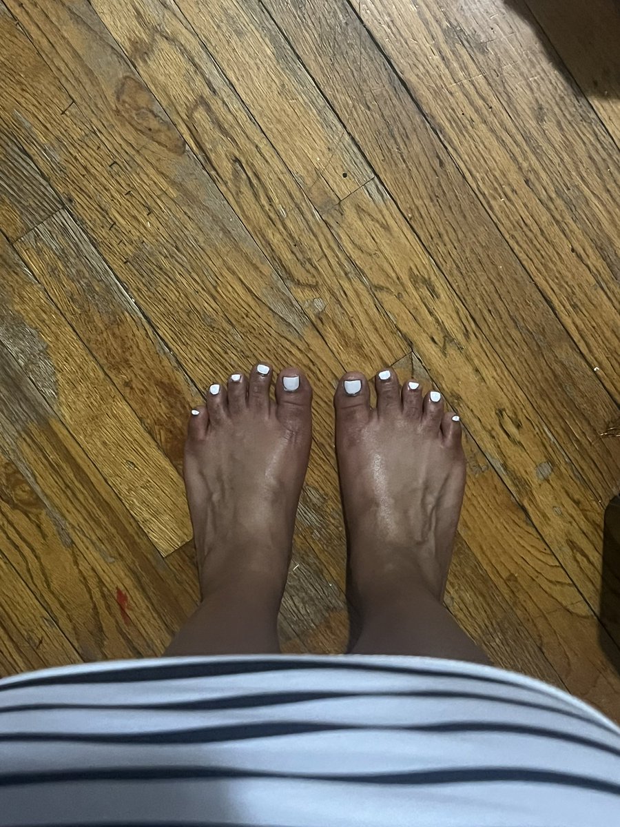 _hunniii's tweet photo. Yall think my feet can make it? lol
#feetpics #chubbyfeet #cutefeet
#fatfeet #paintedtoes #toes #widefeet #footfetish #nolimit
#taboo #fetish https://t.co/ilkbbyHoxg