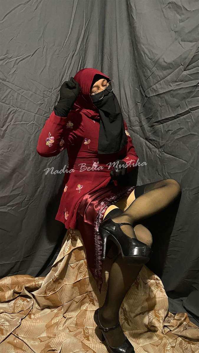 bella_nadia_'s tweet photo. Masih dengan edisi buang draft hehe Still on the "clearing out drafts" edition, hehe.

Edisi Kebaya Merah dibuang Sayang 💦🤤
#femboyoutfit #femboypic #femboyhijab #femboyukhty #crossdresserhijab #crossdresser #cderjilbab #cderhijab #cderbeauty #trans #crossdresserasia https://t.co/3M2bHZPasR