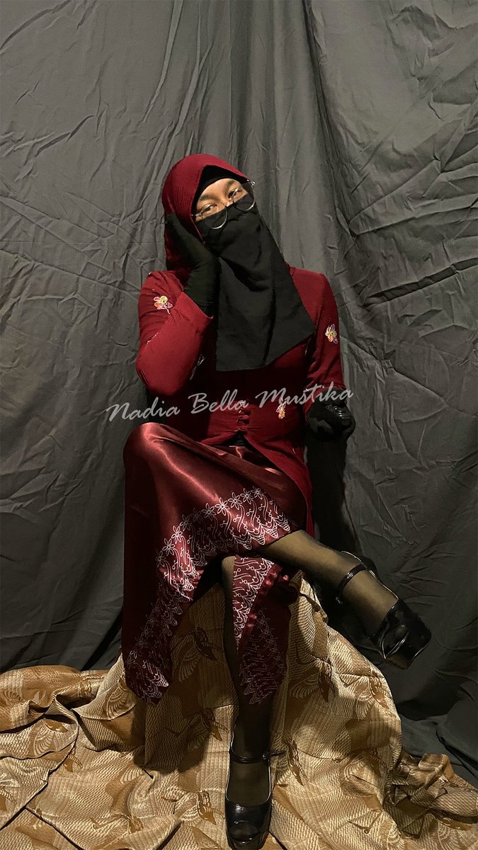 bella_nadia_'s tweet photo. Masih dengan edisi buang draft hehe Still on the "clearing out drafts" edition, hehe.

Edisi Kebaya Merah dibuang Sayang 💦🤤
#femboyoutfit #femboypic #femboyhijab #femboyukhty #crossdresserhijab #crossdresser #cderjilbab #cderhijab #cderbeauty #trans #crossdresserasia https://t.co/3M2bHZPasR