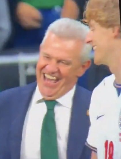 BlueCFM_'s tweet photo. Me sigo cagando de risa con la cara del vasco 0,1 segundos después de decirle Fuck you a Gordon JAJAJAJA https://t.co/8iSkdR42yR