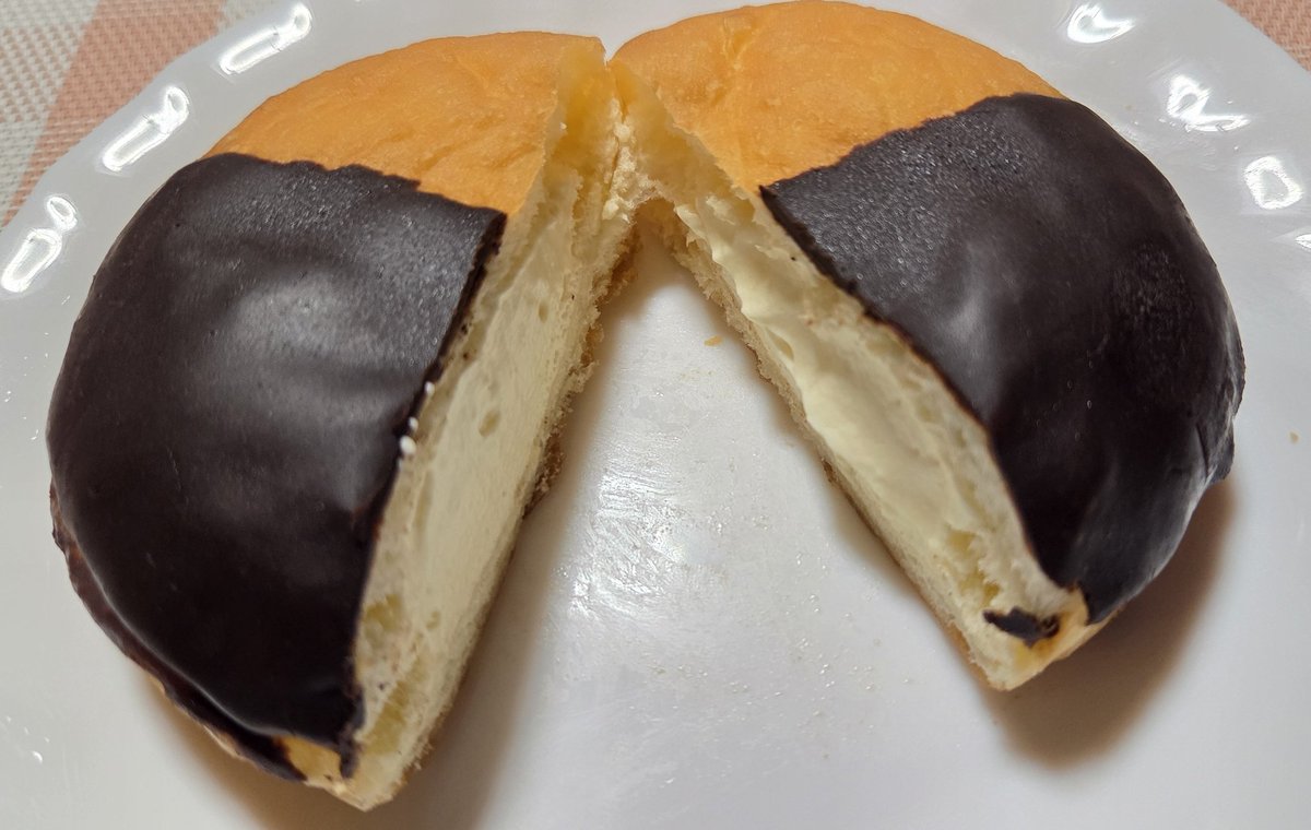 IjMk3m's tweet photo. 【チョコマサラダ マカダミアホイップ】
ファミマ 158円 370kcal
4.5
ふわっとしっとりしたドーナツ生地は
油脂感はあまりなく
中のクリームはたっぷりもったり
マカダミアナッツの円やかな甘みと
コーティングチョコの甘みがよくあい
とても美味しい https://t.co/H4j3h8trrJ