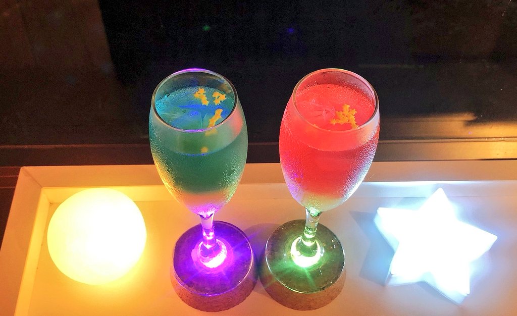 織姫と彦星をイメージした幻想的な七夕カクテル。華やかな日本酒を