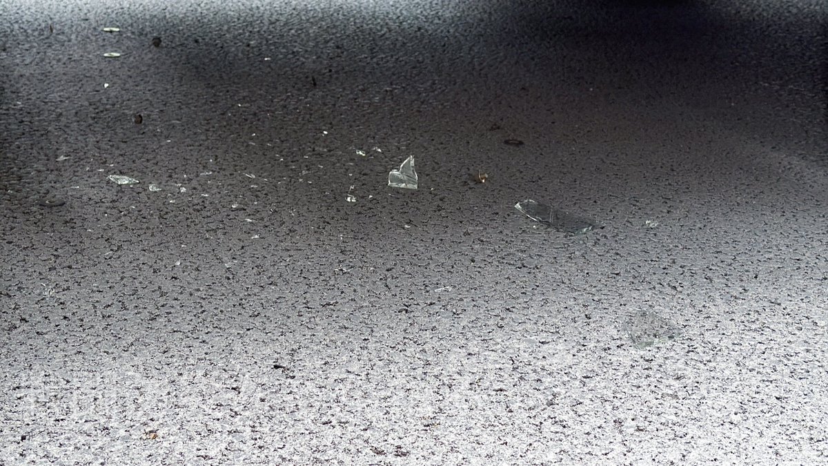 SentoBousai's tweet photo. ぶつかってしまった機動隊車両はヘッドライトカバーが割れた程度の軽微な損傷の模様です

救急や消防の臨場もないとのことです

乗員の人身被害等も無さそうで安心しました https://t.co/U2hEyN2heX