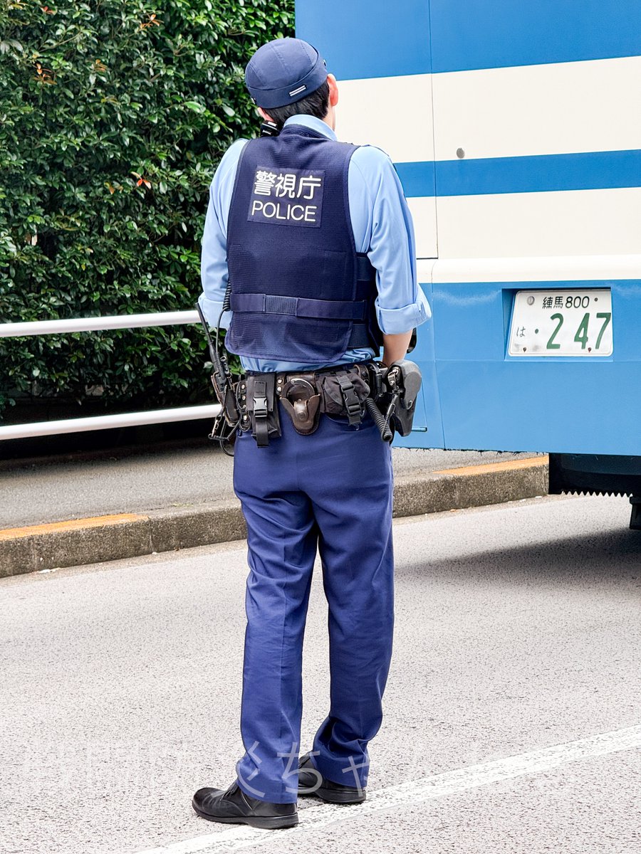 SentoBousai's tweet photo. ぶつかってしまった機動隊車両はヘッドライトカバーが割れた程度の軽微な損傷の模様です

救急や消防の臨場もないとのことです

乗員の人身被害等も無さそうで安心しました https://t.co/U2hEyN2heX