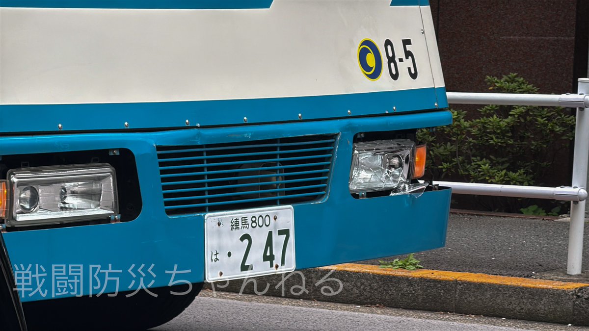 SentoBousai's tweet photo. ぶつかってしまった機動隊車両はヘッドライトカバーが割れた程度の軽微な損傷の模様です

救急や消防の臨場もないとのことです

乗員の人身被害等も無さそうで安心しました https://t.co/U2hEyN2heX