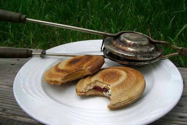 guineracom's tweet photo. Sándwiches redonditos, bien tostados y con el queso bien derretido. ¡La verdadera felicidad no necesitaba electricidad!
¿Quién se acuerda de esto? ❤️ https://t.co/qIUD2Xhe4l