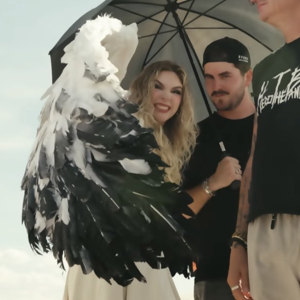 labrujacadaver's tweet photo. viva the warning mv bts https://t.co/EEk2QwR8ru