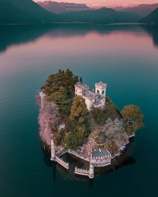 AtlasArchiwe's tweet photo. a castle floating on the lake;
📍Loreto Island, Lombardy, Italy 🇮🇹 https://t.co/fF9mZ8Kf7F
