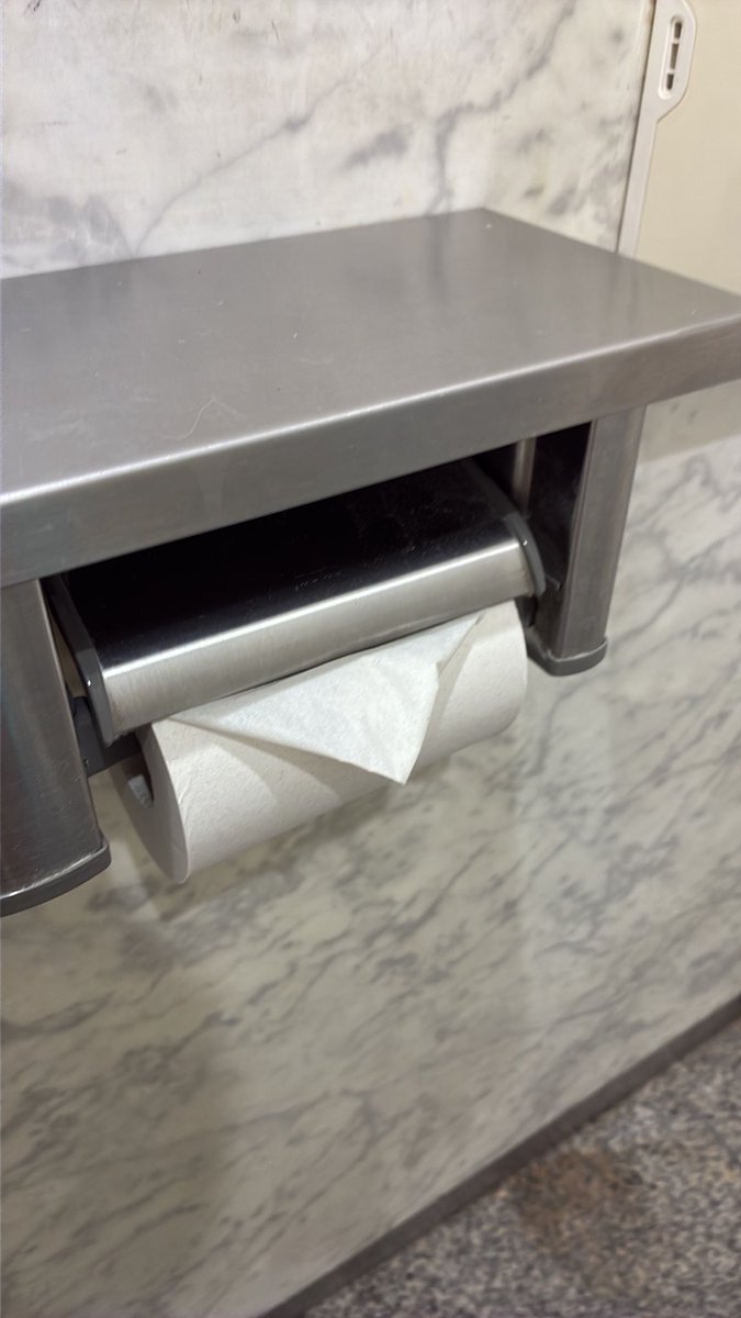 r71602's tweet photo. 台押さえたけど打ちたく無いからトイレで様子見する https://t.co/cykEZmjS3F