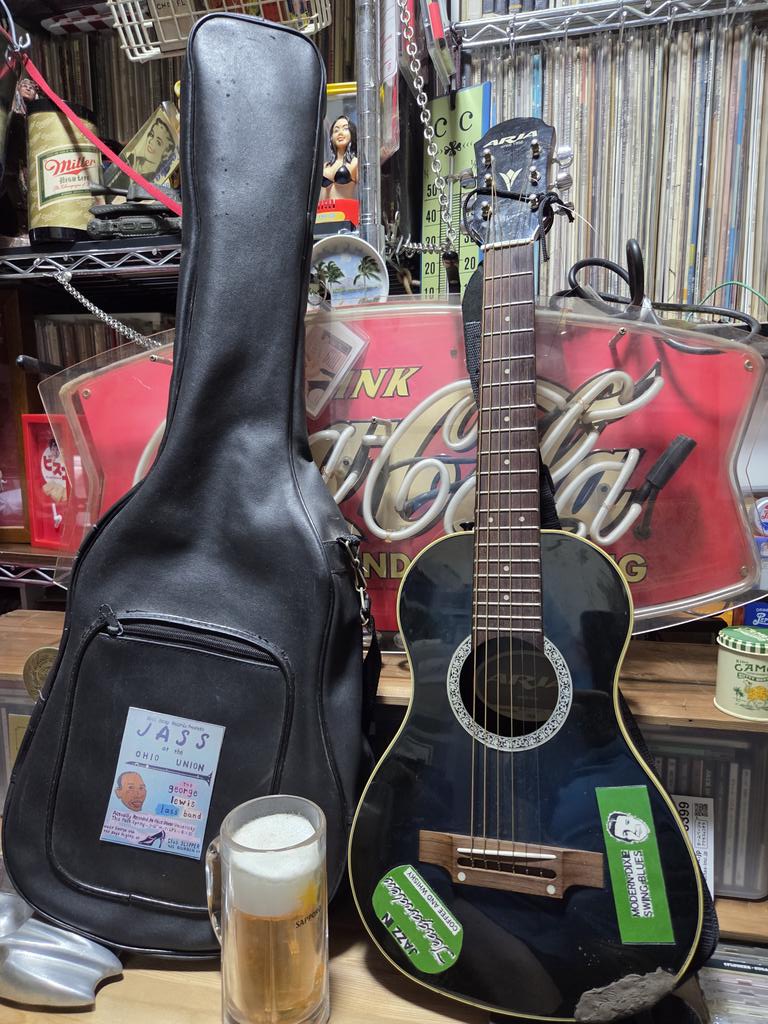 blues1316's tweet photo. 7/7火、お店は本日、営業中です。14時～20時
◎ギターも過去、約１5台以上あったが今は４台のみ/エレアコ、クラシックギター、小ギター、拾ったチィープアコ～腕は、進歩なしの
初心者、
😎たかが、ギター
　されど、ギター🌈 https://t.co/TQ5OJSfvdX