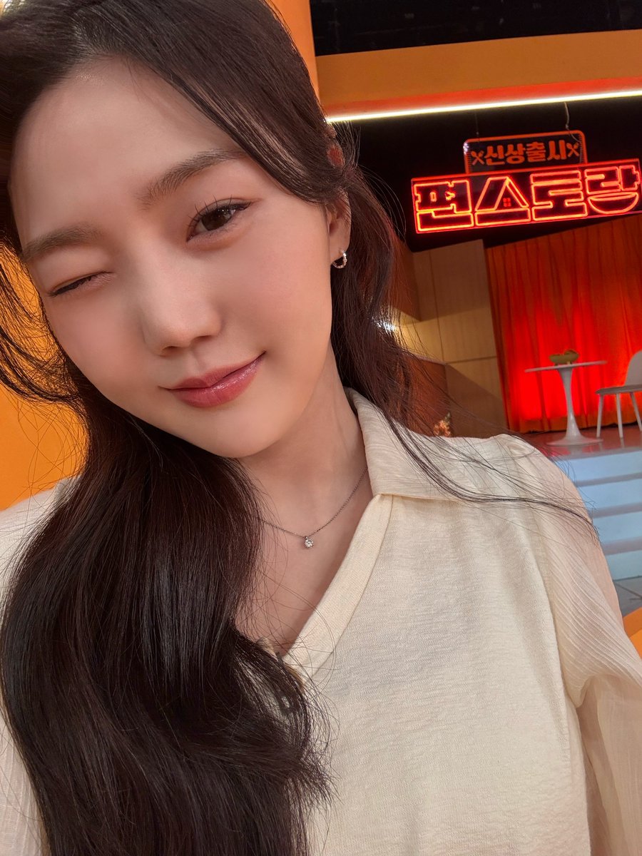 8_OHMYGIRL's tweet photo. [#OHMYAir] 잠시 후 8시 30분, ‘KBS2 신상출시 편스토랑’에 #효정 이 출연합니다👩‍🍳🍛
오늘은 어떤 새로운 레시피가 깜짝 공개될지! 쩡이랑 함께 본방 사수해요❤️‍🔥

#오마이걸 #OHMYGIRL #OMG https://t.co/nv79aHzbWV