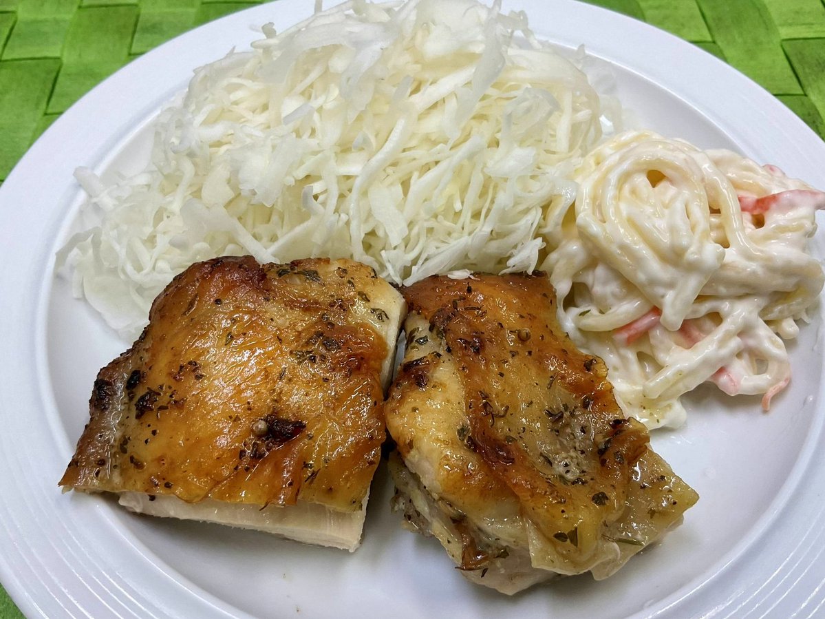 bigleaf201510's tweet photo. お昼の日替わり 
A定食：鶏ももバジル焼き＆スパサラ
B定食：マヨたまカツ＆魚のレモンソテー https://t.co/SvnR5saGQW