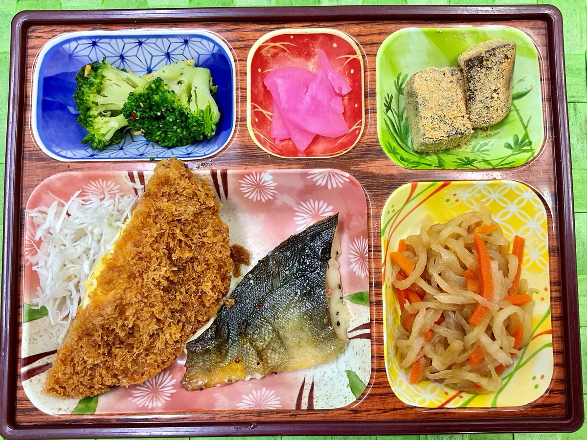 bigleaf201510's tweet photo. お昼の日替わり 
A定食：鶏ももバジル焼き＆スパサラ
B定食：マヨたまカツ＆魚のレモンソテー https://t.co/SvnR5saGQW