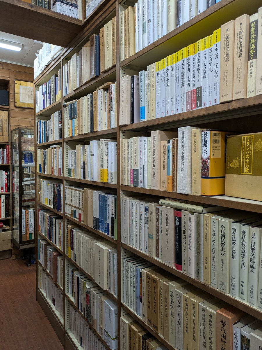 aisyokan's tweet photo. おはようございます！愛書館中川書房神田神保町店です。どんよりとした曇り空の神保町です。七夕の今日も18時半まで元気に営業しております😊🎋　＃神田神保町　＃古書店　＃古本屋 https://t.co/EBjUq220Os