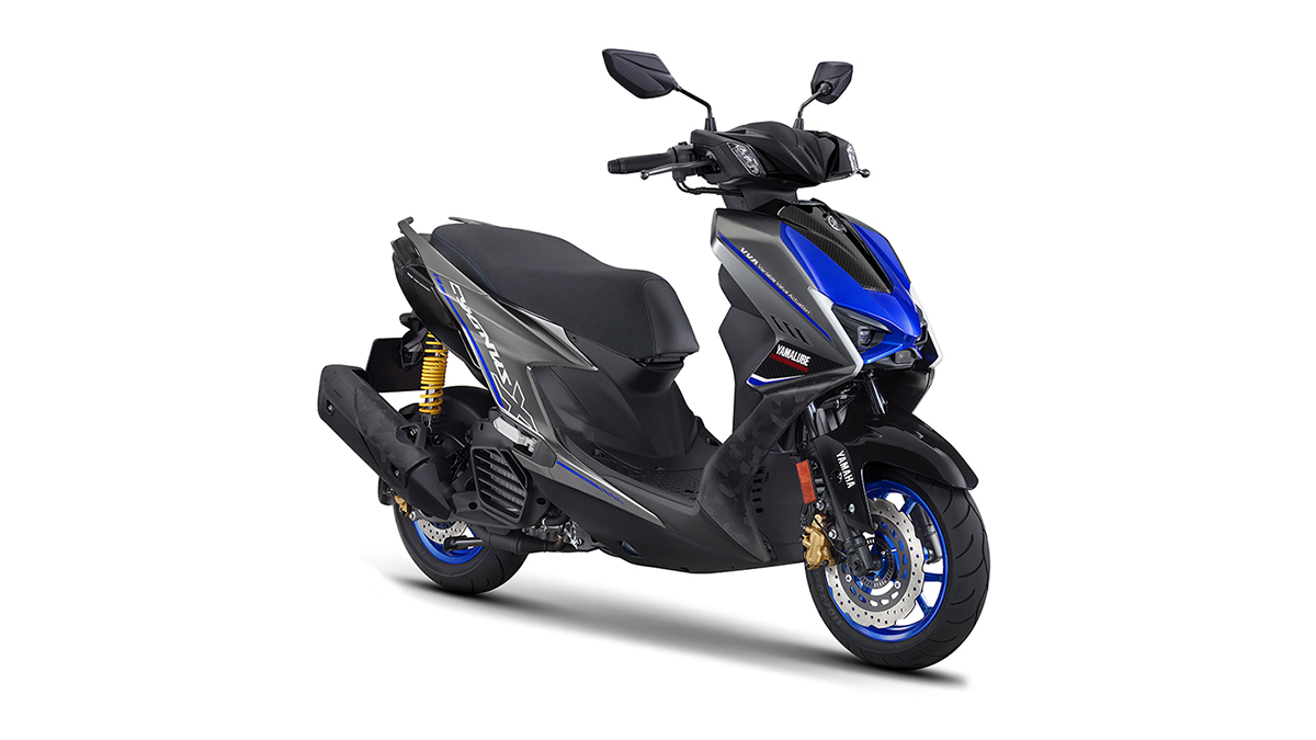 yamaha_bike's tweet photo. 「CYGNUS X SPECIAL EDITION」
800台の台数限定で8月25日に発売
￣￣￣￣￣￣￣￣￣￣￣￣￣￣￣￣
「YZF-R1M」のレーシーな世界観を取り入れた
🏁スポーティな原付二種スクーター

【スポーツマインドを引き立てる特別仕様】
🔵「YZF-R1M」を想起させるカーボン調とブラックを基調としたスポーティな外装
🔵スエード調×カーボン調の専用シート
🔵エンブレムやグラフィックなどの専用アイテム
🔵ゴールドのブレーキキャリパー（前後）
🔵イエローのリアサスペンションスプリング など

✨メーカー希望小売価格：402,600円（税込）