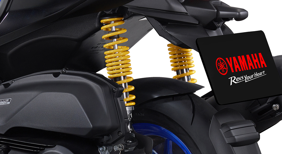 yamaha_bike's tweet photo. 「CYGNUS X SPECIAL EDITION」
800台の台数限定で8月25日に発売
￣￣￣￣￣￣￣￣￣￣￣￣￣￣￣￣
「YZF-R1M」のレーシーな世界観を取り入れた
🏁スポーティな原付二種スクーター

【スポーツマインドを引き立てる特別仕様】
🔵「YZF-R1M」を想起させるカーボン調とブラックを基調としたスポーティな外装
🔵スエード調×カーボン調の専用シート
🔵エンブレムやグラフィックなどの専用アイテム
🔵ゴールドのブレーキキャリパー（前後）
🔵イエローのリアサスペンションスプリング など

✨メーカー希望小売価格：402,600円（税込）
