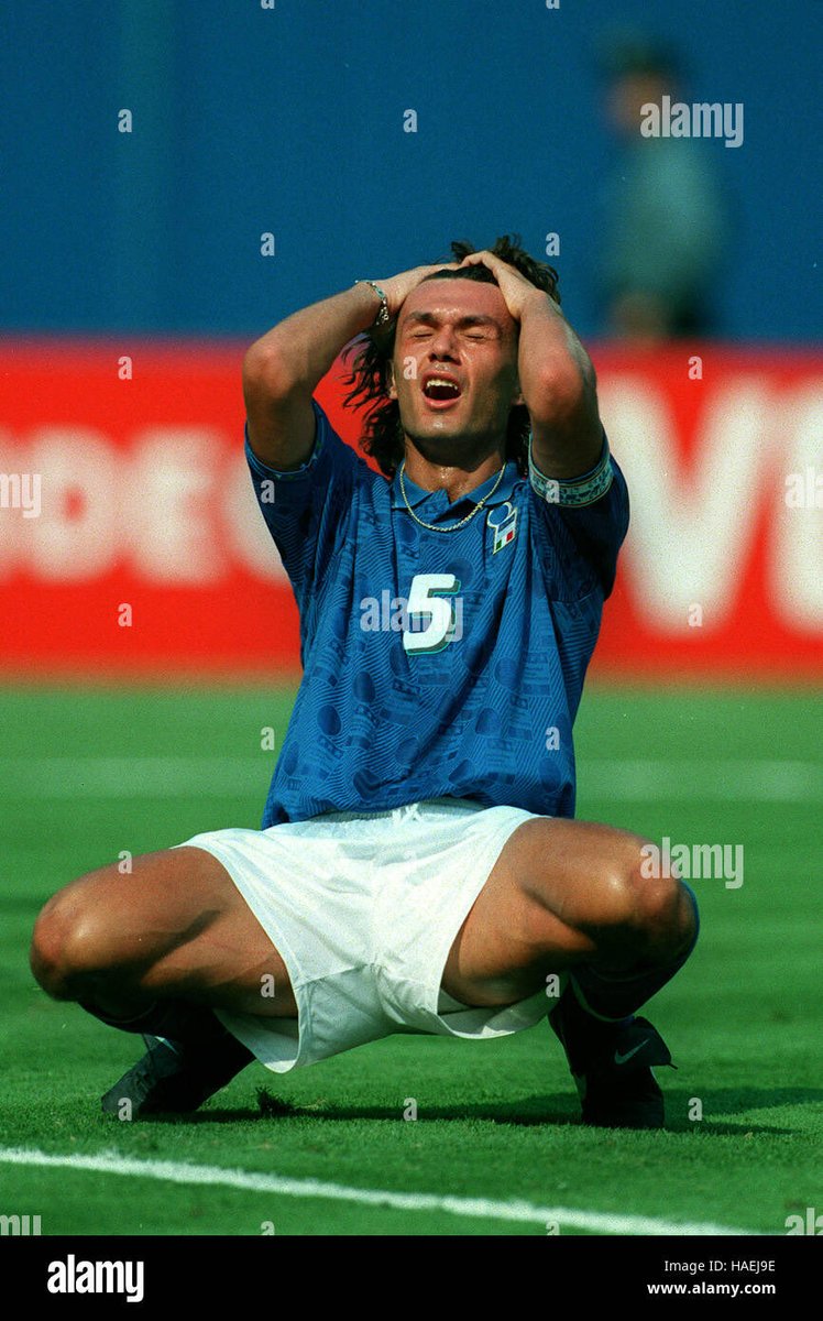 pesonasepakbola's tweet photo. Kontras sekali pernyataan antara Ronaldo dengan salah satu bek terbaik sepanjang masa Maldini, yang gak pernah memenangkan apapun dengan Italia tapi punya rekor impresif bersama klub

“Saya adalah pecundang terbesar dalam sejarah. Saya memang banyak menang, 5 Liga Champions. Tapi saya juga kalah di 3 final Liga Champions, 3 final Piala Interkontinental, 1 final Piala Dunia, 1 final Euro, dan 1 semifinal Piala Dunia.”

Maldini santai saja dan mengakui kekalahannya, karena dalam hidup tidak semua hal bisa didapatkan