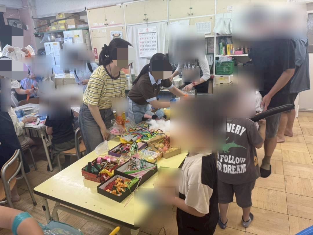 Hituzigumo100's tweet photo. 5月17日(日)【みさわこどもまつり】
最後の新歓活動！本当にたくさんの新入生が参加してくれました✨️
児童館さん側としてもビッグイベントで、それぞれのブースで大変盛り上がりました！👏
最後は子どもたちの発表会をみたり、ポップコーンをいただいたり…みんなで楽しみながら交流できました✌️ https://t.co/LOZGvCOMBb