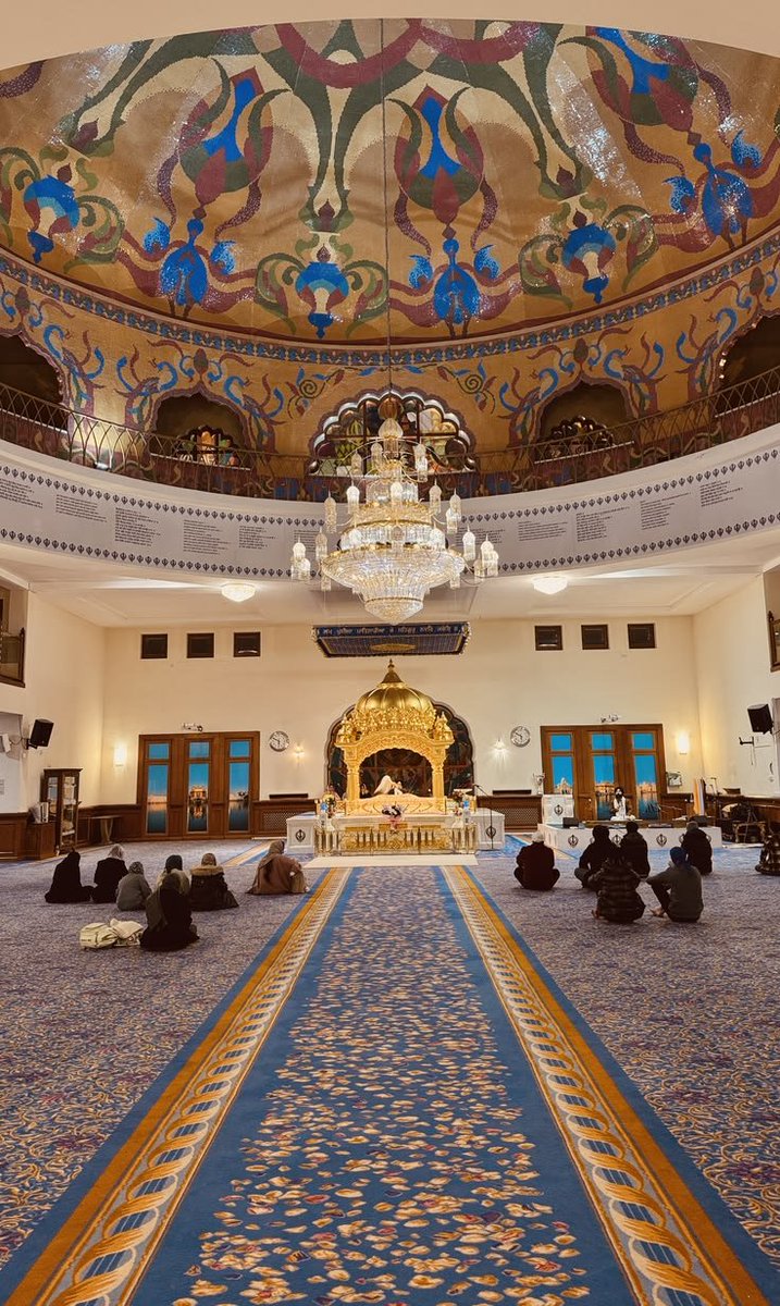 Sage1709's tweet photo. ਕੂਕਤ ਫਿਰਤ ਕੇਤੇ ਰੋਵਤ ਮਰਤ ਕੇਤੇ ਜਲ ਮੈ ਡੁਬਤ ਕੇਤੇ ਆਗ ਮੈ ਜਰਤ ਹੈ ॥
ਕੇਤੇ ਗੰਗਬਾਸੀ ਕੇਤੇ ਮਦੀਨਾ ਮਕਾ ਨਿਵਾਸੀ ਕੇਤਕ ਉਦਾਸੀ ਕੇ ਭ੍ਰਮਾਏ ਈ ਫਿਰਤ ਹੈ ॥
ਕਰਵਤ ਸਹਤ ਕੇਤੇ ਭੂਮਿ ਮੈ ਗਡਤ ਕੇਤੇ ਸੂਆ ਪੈ ਚੜਤ ਕੇਤੇ ਦੁਖ ਕਉ ਭਰਤ ਹੈ ॥
ਗੈਨ ਮੈ ਉਡਤ ਕੇਤੇ ਜਲ ਮੈ ਰਹਤ ਕੇਤੇ ਗਿਆਨ ਕੇ ਬਿਹੀਨ ਜਕਿ ਜਾਰੇ ਈ ਮਰਤ ਹੈ ॥੧੯॥੮੯॥

Guru Gobind Singh Ji describes the countless ways beings suffer and wander through existence. Some cry out in pain, some weep, some drown, and others perish in fire. 

People follow different paths and religions - living on the banks of the Ganges, in Mecca or Medina, or wandering as ascetics - yet many remain lost in भ्रम (delusion). 

Others endure severe hardships, punishment, and even death. The concluding message is that external conditions, religious identity, travel, or physical austerities alone do not bring liberation. 

Without true spiritual wisdom and realization of the Divine, people continue to wander in ignorance and suffer the consequences of their own delusion.