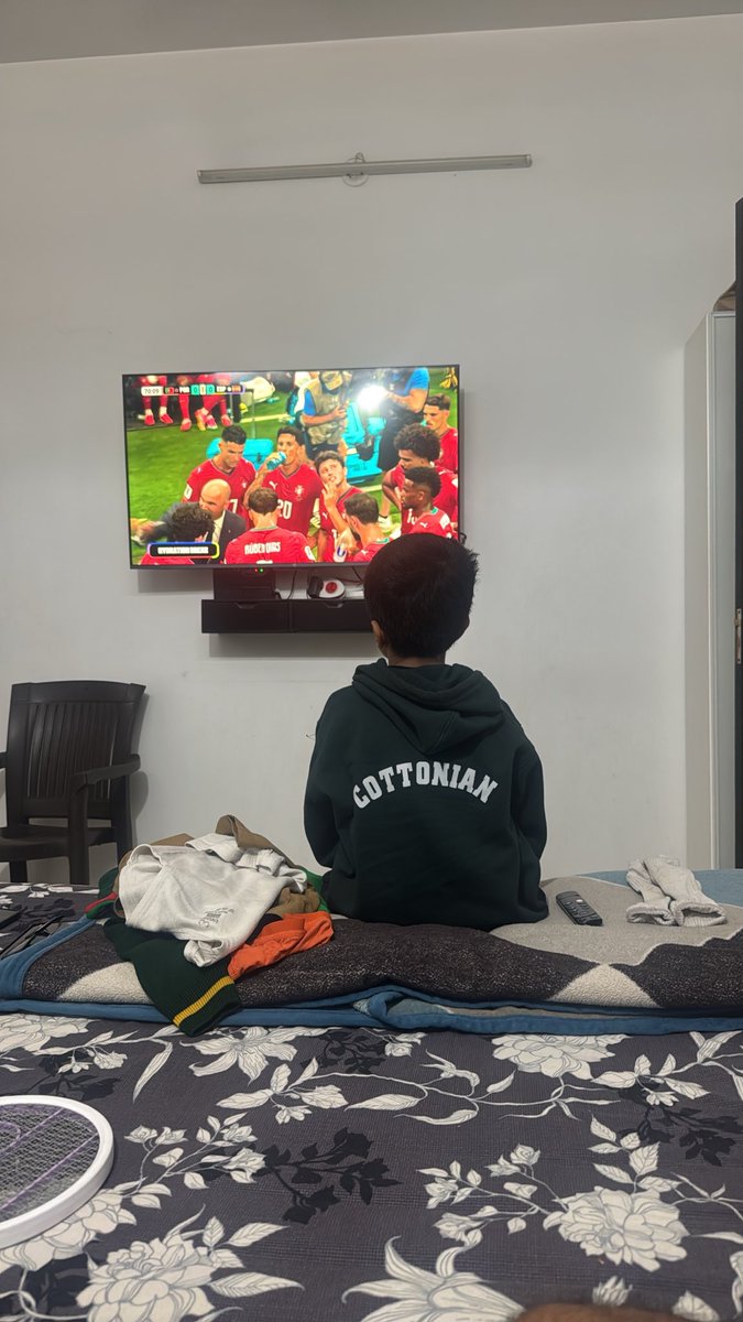 investor_sr33's tweet photo. Father saw him shine, son sees him go down .

Ronaldo influencing two generations . 

Goodbye legend https://t.co/mZAYvsv39Q