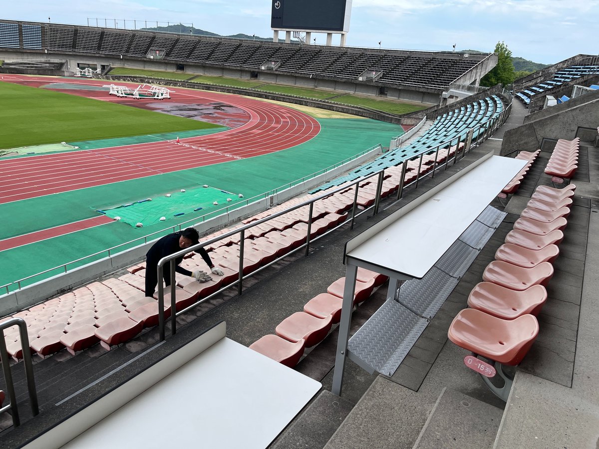 kochi_United's tweet photo. 先日、ホームスタジアムであるGIKENスタジアムにて、フロントスタッフによる清掃を行いました🧹

明治安田Ｊリーグ百年構想リーグを終え、そして2026/27シーズン開幕に向け、使用させていただいている感謝を込めスタジアムを綺麗にしました✨

#高知ユナイテッドSC https://t.co/Zl5HEvKrge