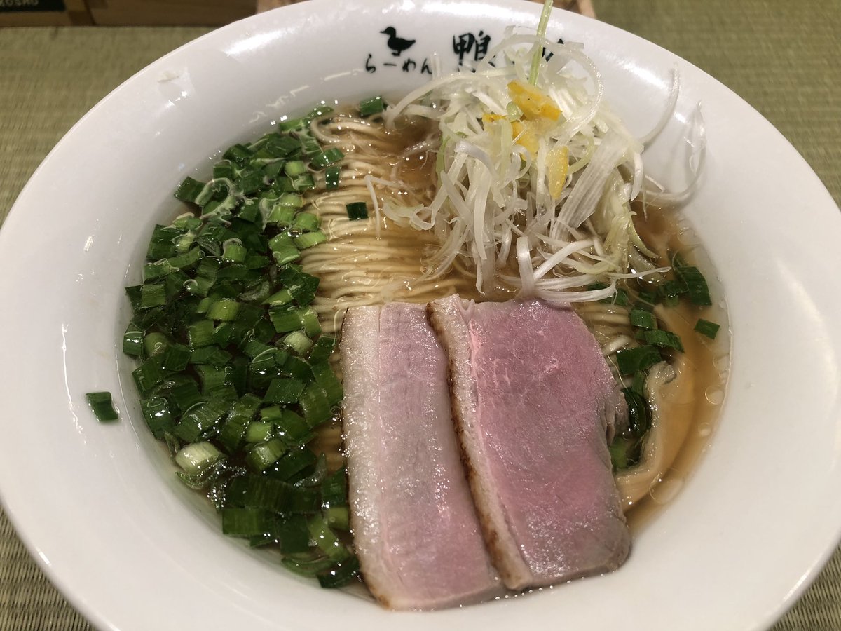 kuronocross's tweet photo. 昨日若干残業したので、夕飯は鴨to葱でラーメン🍜
プチ贅沢🦆

早寝早起きしてポルトガルvsスペイン観たかったけど、深夜に寒気したから大事にして寝ました💤 https://t.co/w5zO2LZiPB
