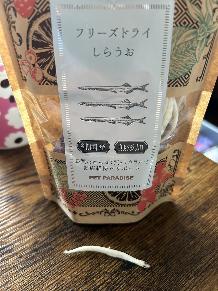 1102chichichi's tweet photo. .7😰 🎋この辺の七夕は旧の8月7日🎋
何度あげても、この白魚だけはわざわざ柵からﾋﾟｭｯと捨てる🤣
今日は涼しい🎐けども、湿度が高いのでお散歩は車で(*ﾟ∀ﾟ*)💨
白魚ﾋﾟｭｯ!を撮ろうとしたら、食べた!🤣 https://t.co/RHUMlu9twh