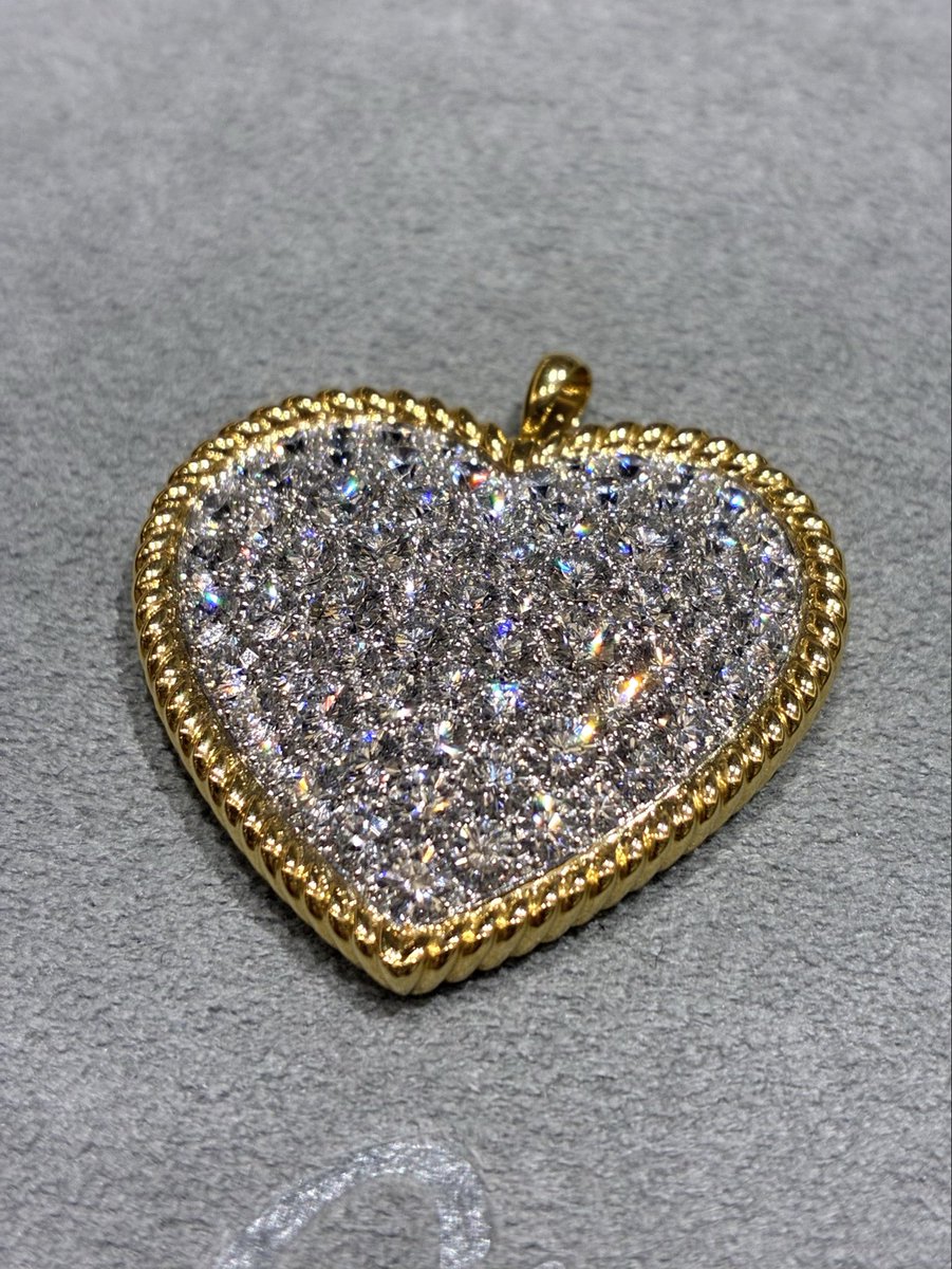mizukei_jewelry's tweet photo. 30年以上愛され続けるGimelの「ミツバチハート」シリーズ。
ハニカム構造の精巧なアジュール(裏取り)により、ダイヤモンド本来の輝きを最大限に引き出します。
細部まで職人の手仕事で仕上げられた、唯一無二の美しさをぜひご覧ください。
#Gimel #ギメル #ダイヤモンド #ダイヤモンドジュエリー #ハートジュエリー #職人技 #ジュエリー好き #ハイジュエリー #宝石 #名古屋 #松坂屋名古屋店 #ミズケイ