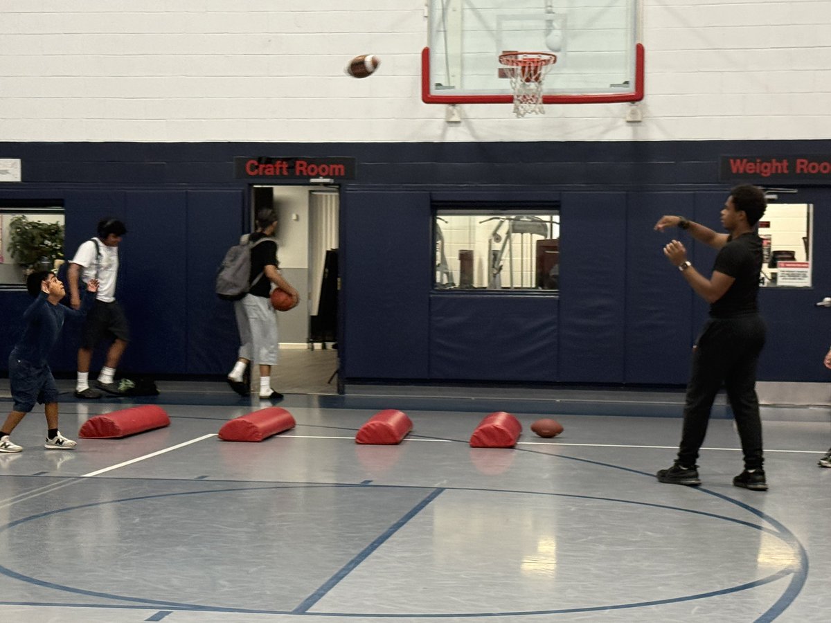 BA_Bnks's tweet photo. Giving back to the EP Bombers isn’t just coaching it’s investing in the future. I’m from this program, and now Im helping the next wave of athletes coming through it. Proud to serve, proud to lead, proud to build. #Bombers #Crusaders #MemorialHS #M5 #FBS #FBC #MEAC
#SWAC #ATC https://t.co/KrLDwwN0Q6